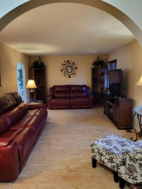 Family Retreat with swimming pool and pool table near the lake